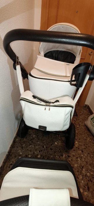 Carrito de bebé blanco