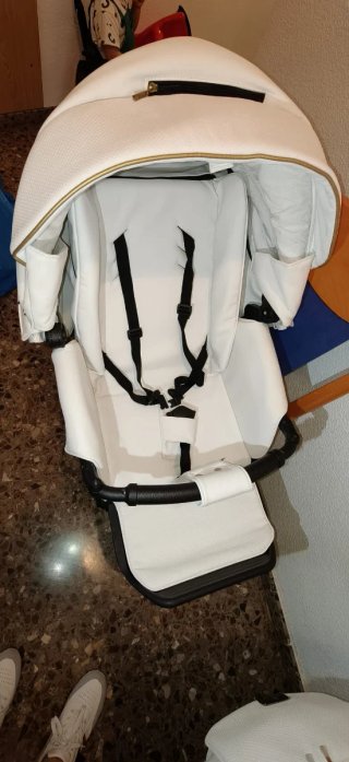 Carrito de bebé blanco