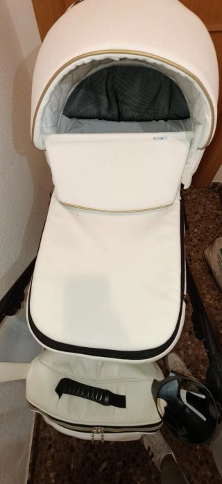 Carrito de bebé blanco