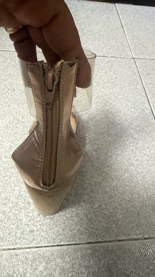 Zapatos de plataforma dorados
