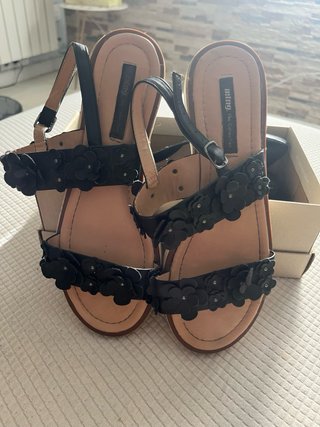 Sandalias negras con flores