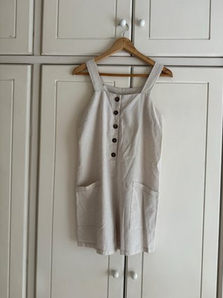 Mono corto beige con botones