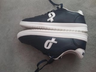 zapatillas deportivas Penn con su diseño clásico.