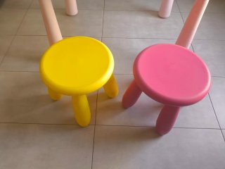 Mesa y 2 taburetes infantiles Ikea mammut