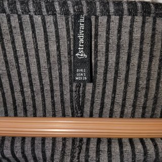 Mono Stradivarius gris