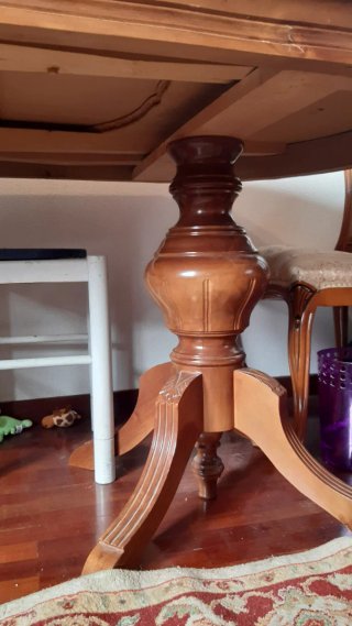 Mesa de comedor de madera