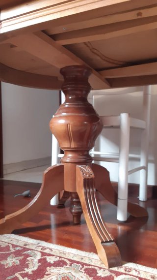 Mesa de comedor de madera