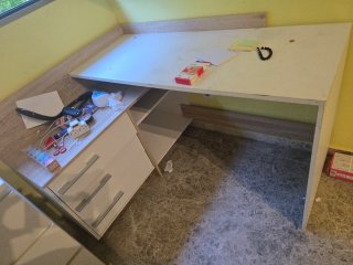 Escritorio esquinero madera y blanco.