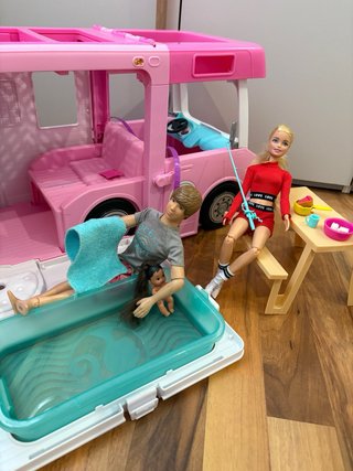Autocaravana Barbie + Accesorios