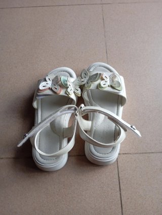 Chanclas niña mariposas blancas