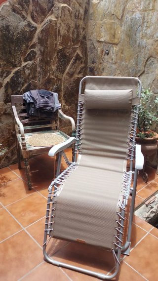 Tumbona plegable beige y gris