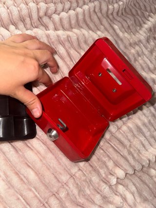 Caja Fuerte Roja con Llaves