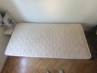 Estructura Cama Metal y Madera(60€) . Colchón(10€)
