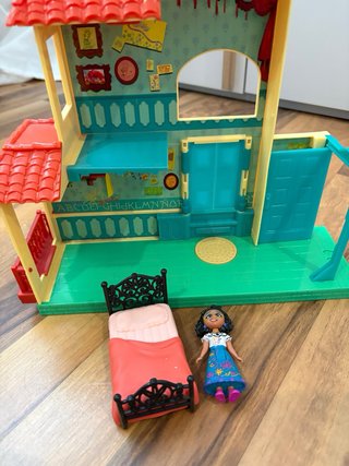 Casa de Encanto con Muñeca