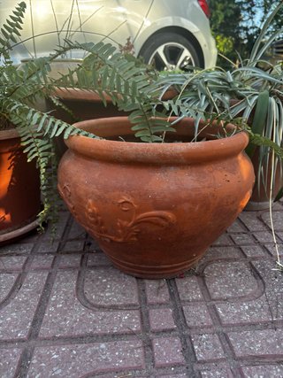 Maceta terracota ancha con relieve