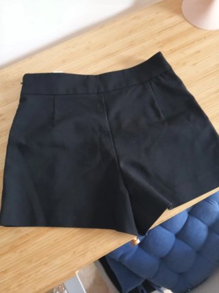 Pantalón negro Zara.
