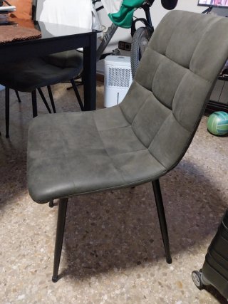 Mesa de comedor negra con 4 sillas