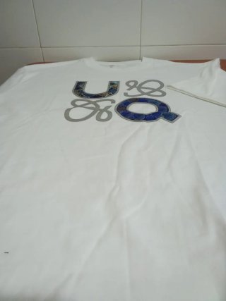 Camiseta blanca con diseño U&Q