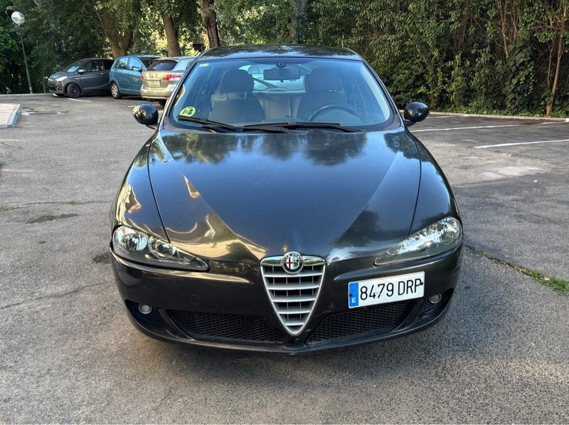 Alfa Romeo 147 Gasolina 5p manual 105CV. 2005 - foto 1