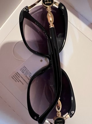 Gafas de sol negras y doradas