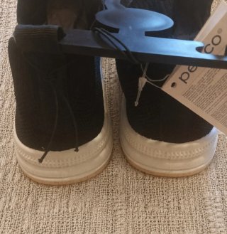 Deportivas sin cordones negras.