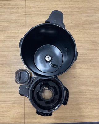 Robot de cocina Cecotec Mambo con accesorios.