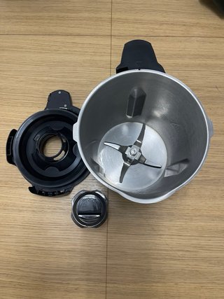Robot de cocina Cecotec Mambo con accesorios.