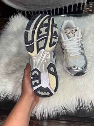 Zapatillas Asics Plata y Blanco