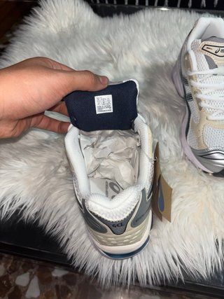 Zapatillas Asics Plata y Blanco
