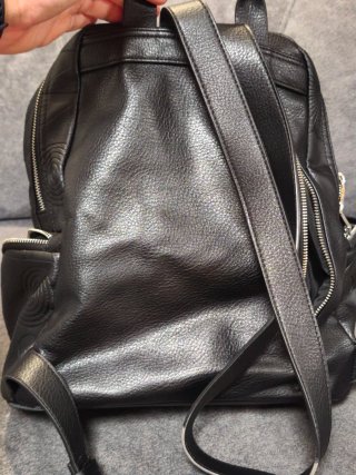 Mochila Negra con Llavero Mickey Mouse