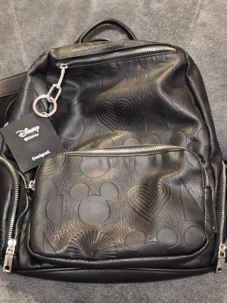Mochila Negra con Llavero Mickey Mouse