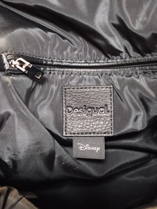 Mochila Negra con Llavero Mickey Mouse