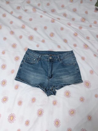 Shorts vaqueros con adornos de cruces bien chulos