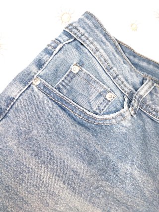 Shorts vaqueros con adornos de cruces bien chulos