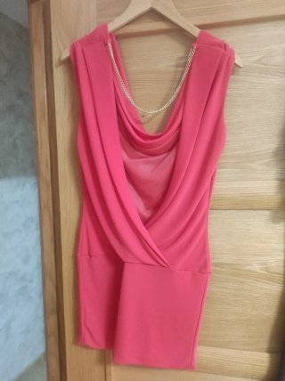 Vestido coral con cadena dorada solo puesto 4 vece