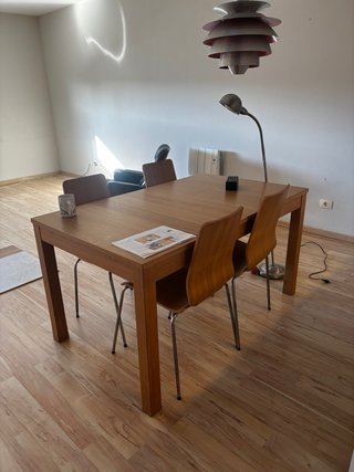 Mesa de comedor de madera con 4 sillas