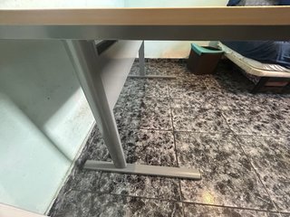 Scrivania in legno e metallo