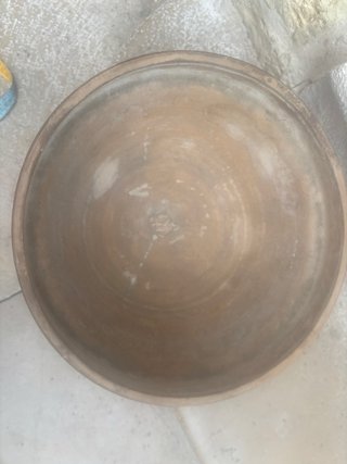 Vaso in terracotta con disegni floreali intagliati