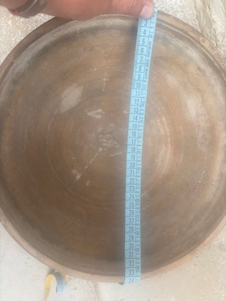 Vaso in terracotta con disegni floreali intagliati