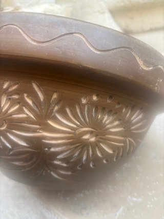 Vaso in terracotta con disegni floreali intagliati
