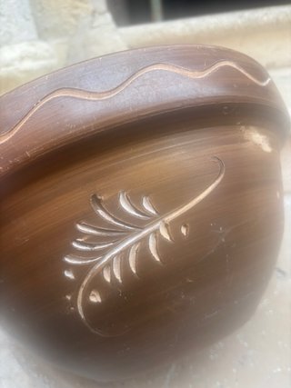 Vaso in terracotta con disegni floreali intagliati