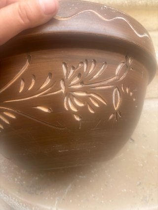 Vaso in terracotta con disegni floreali intagliati