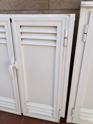 Dos ventanas de aluminio blancas
