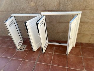 Dos ventanas de aluminio blancas