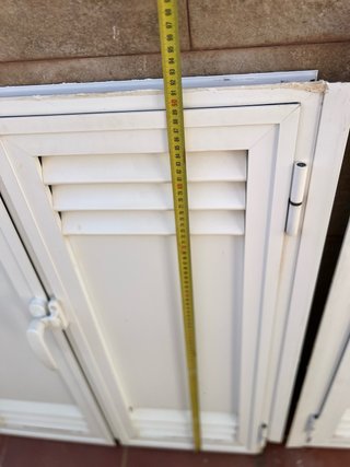 Dos ventanas de aluminio blancas