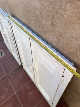 Dos ventanas de aluminio blancas