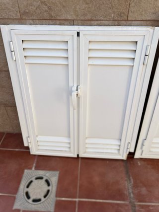 Dos ventanas de aluminio blancas