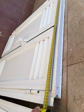 Dos ventanas de aluminio blancas