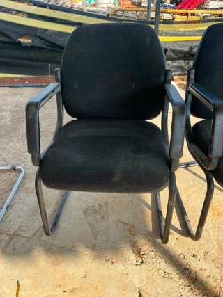 Sillones de Recibidor Beige y sillas negras