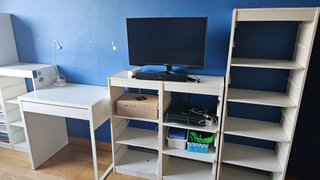 Mobili per camera da letto per ragazzi. Letto 90 cm, scrivania e scaffali